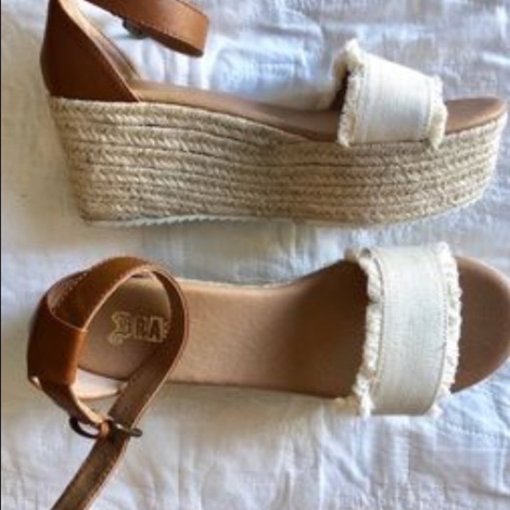 Like🆕🌊Trash White Open-toe Wedges